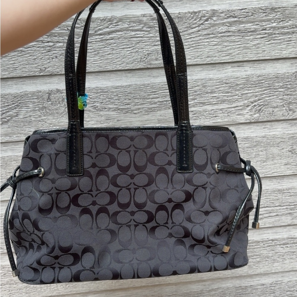 Elegant Black Coach Women's Bag - Picture 2 of 9